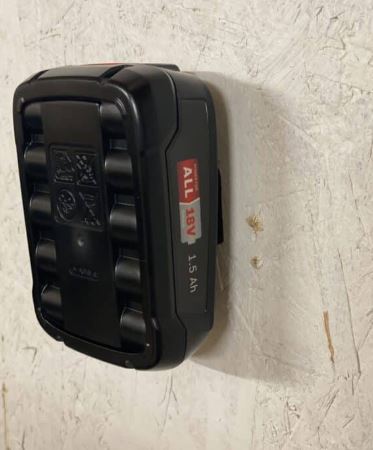 Få orden og overblik i værkstedet med en batteriholder fra CNCWorld